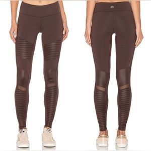 ALO YOGA High Waisted Moto Mink
Glossy Leggings